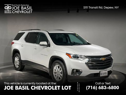 Used 2021 Chevrolet Traverse LT image 1