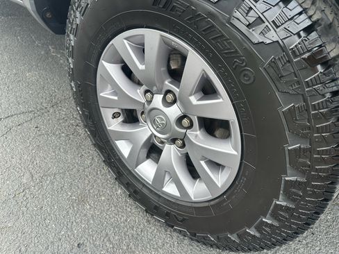 Used 2016 Toyota Tacoma SR5 image 8