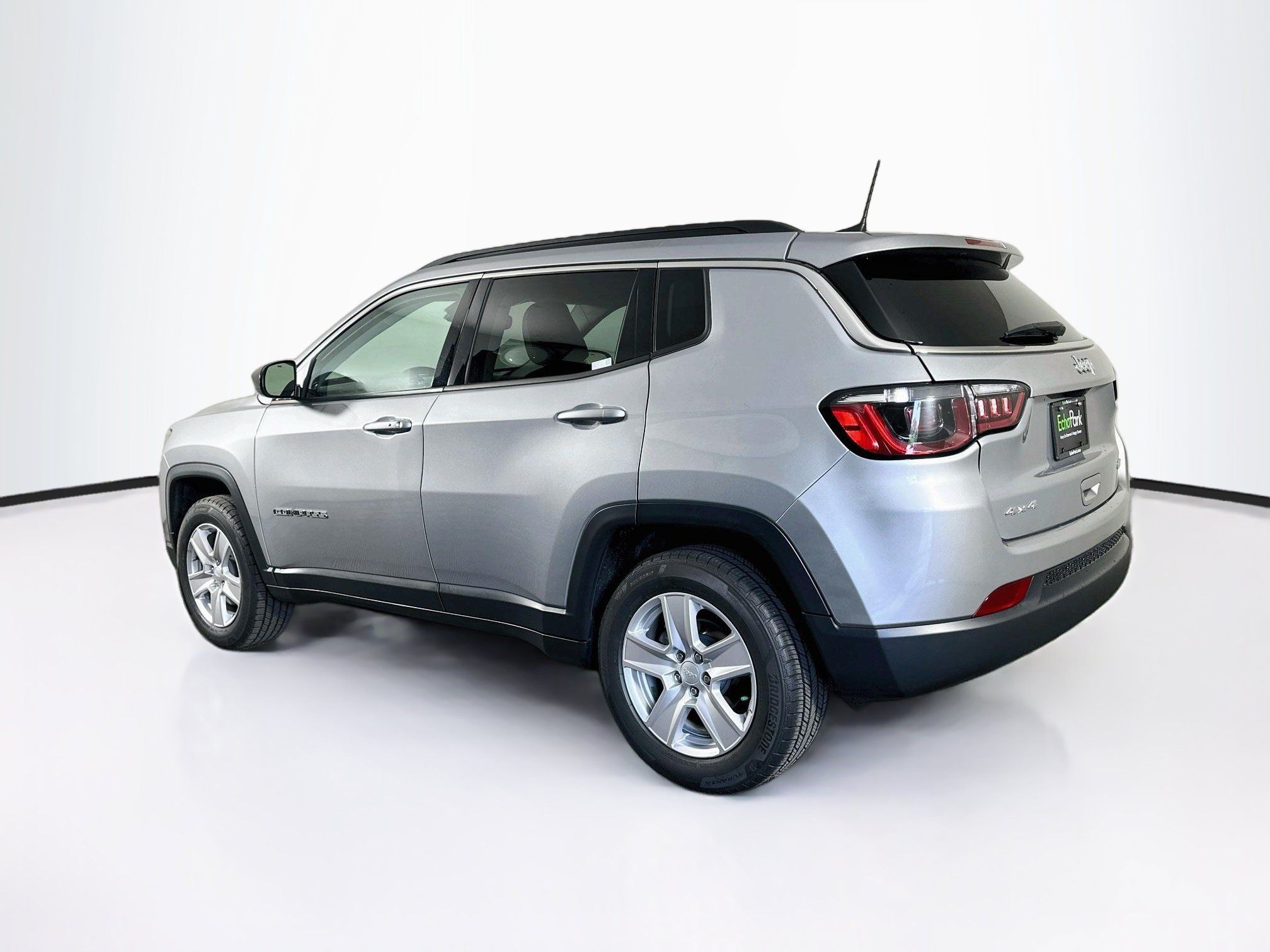 Used 2022 Jeep Compass Latitude w/ Sun and Sound Group AWD/4WD image 5