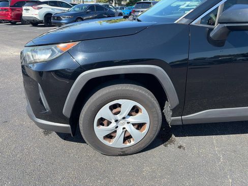Used 2019 Toyota RAV4 LE FWD image 12