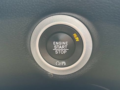 Used 2025 Chrysler Pacifica Limited FWD image 56