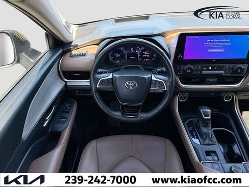 Used 2024 Toyota Grand Highlander AWD image 18