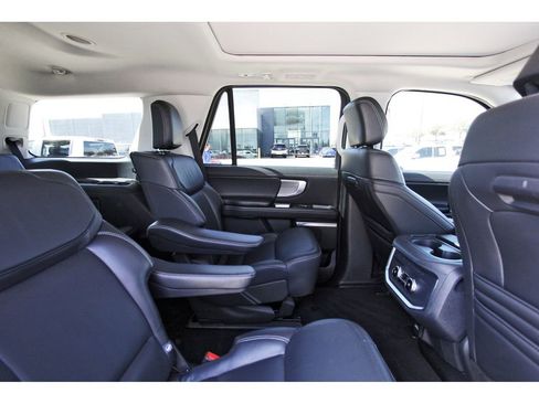 Used 2025 Ford Expedition Platinum image 9