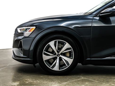 Used 2024 Audi Q8 e-tron Premium image 10