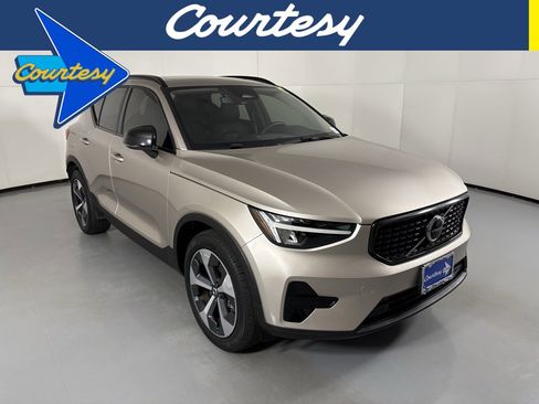 Used 2024 Volvo XC40 B5 Core image 1