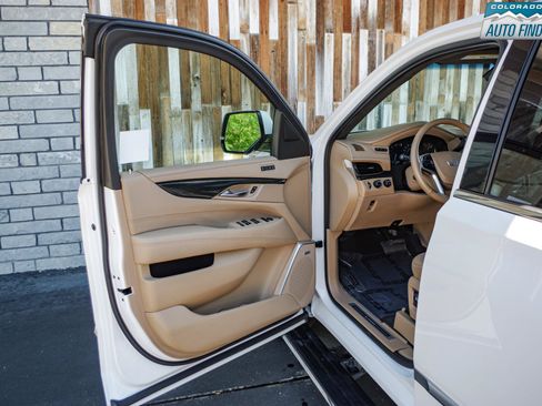 Used 2019 Cadillac Escalade Platinum AWD/4WD image 10