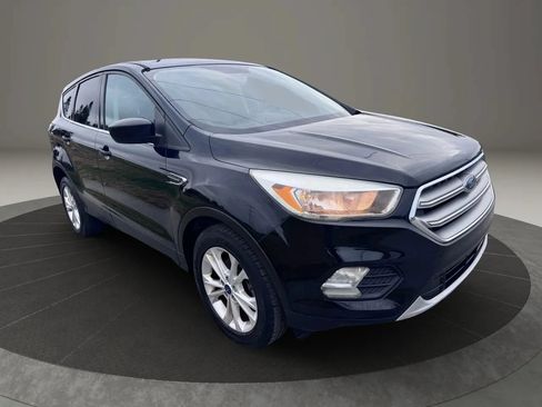 Used 2017 Ford Escape SE FWD image 2