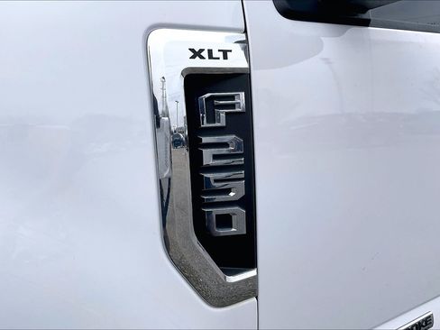 Used 2019 Ford F250 XLT w/ XLT Premium Package image 32