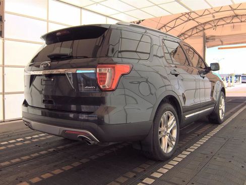 Used 2017 Ford Explorer XLT w/ Equipment Group 202A image 5