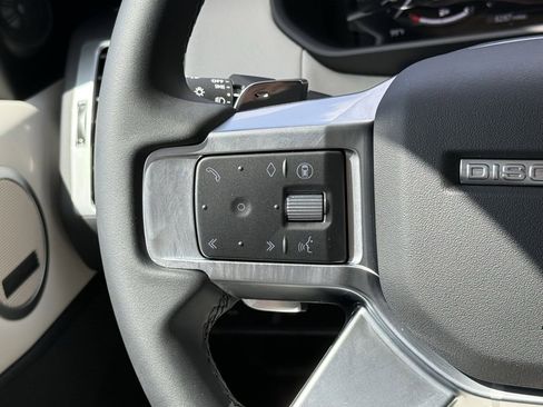 Certified 2025 Land Rover Discovery S image 17