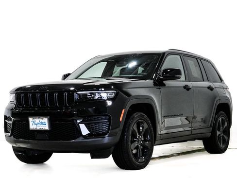 Used 2023 Jeep Grand Cherokee Altitude AWD/4WD image 3