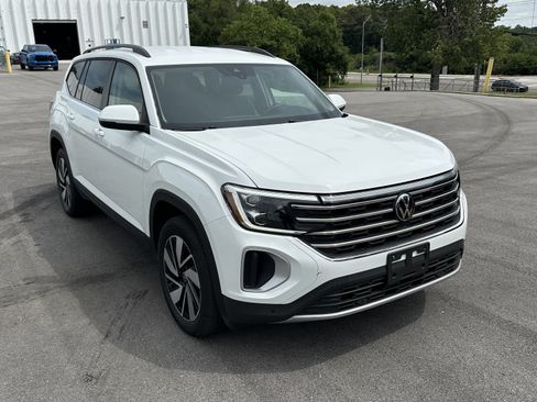 Used 2025 Volkswagen Atlas SE AWD/4WD image 2