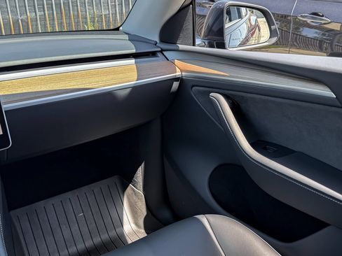 Used 2024 Tesla Model Y Long Range AWD/4WD image 19