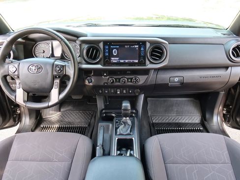 Used 2018 Toyota Tacoma TRD Off-Road w/ Technology Package RWD image 29