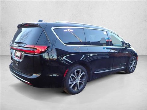 New 2026 Chrysler Pacifica Pinnacle image 4
