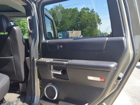 Used 2005 HUMMER H2 w/ Preferred Equipment Group AWD/4WD image 26