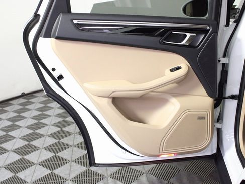 Used 2025 Porsche Macan image 31