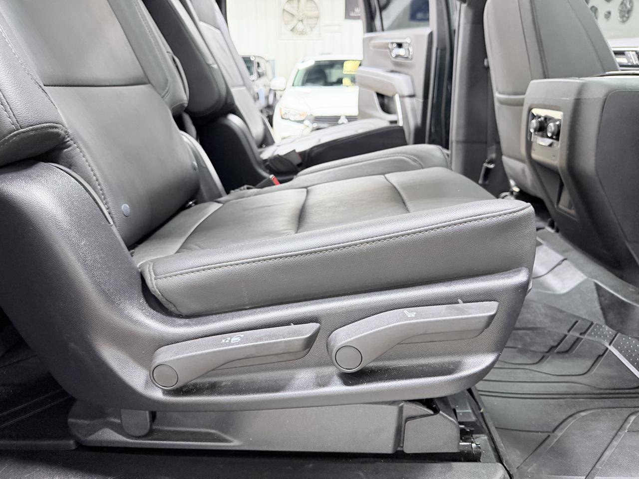 Used 2025 Chevrolet Suburban Z71 w/ Comfort Package AWD/4WD image 39