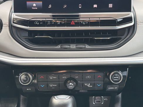 Used 2025 Jeep Compass Limited image 21