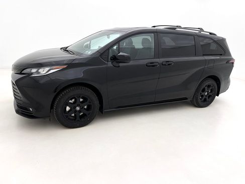 Used 2025 Toyota Sienna XLE Woodland Edition image 5