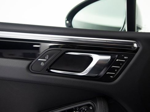 Certified 2025 Porsche Macan AWD/4WD image 20