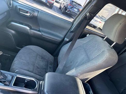 Used 2018 Toyota Tacoma TRD Sport w/ Technology Package RWD image 14