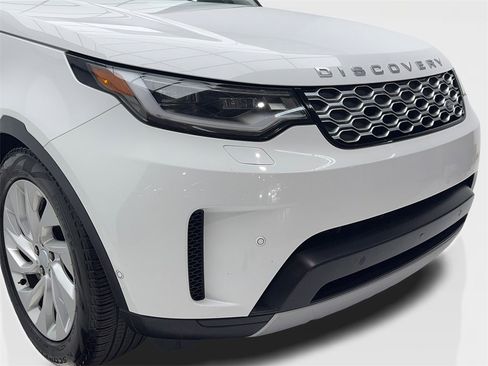 Used 2024 Land Rover Discovery S image 3
