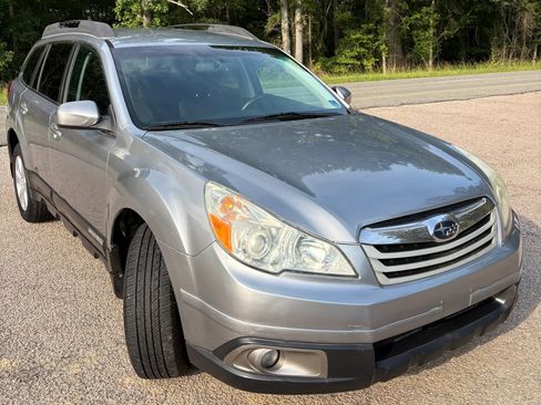 Used 2010 Subaru Outback 2.5i Premium AWD/4WD image 6