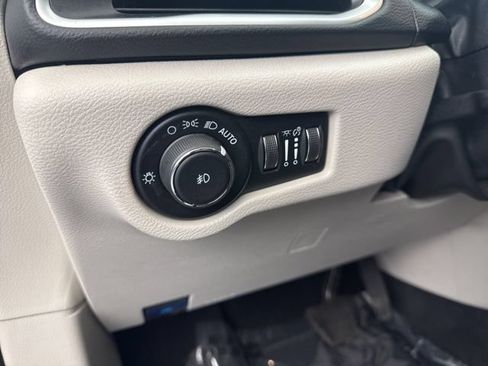 Used 2024 Chrysler Pacifica Touring-L FWD image 32