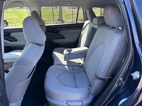 Used 2022 Toyota Highlander LE AWD/4WD image 24