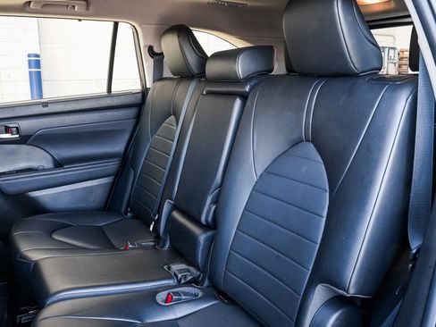 Used 2022 Toyota Highlander XLE image 15