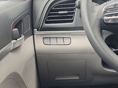 Used 2019 Hyundai Elantra SE FWD image 13