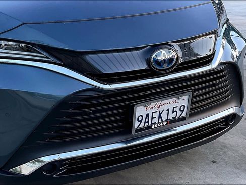 Certified 2022 Toyota Venza XLE image 29