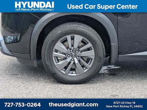Used 2024 Nissan Pathfinder SV w/ Lighting Package (N92) FWD image 10