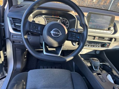 Used 2023 Nissan Rogue SV image 14