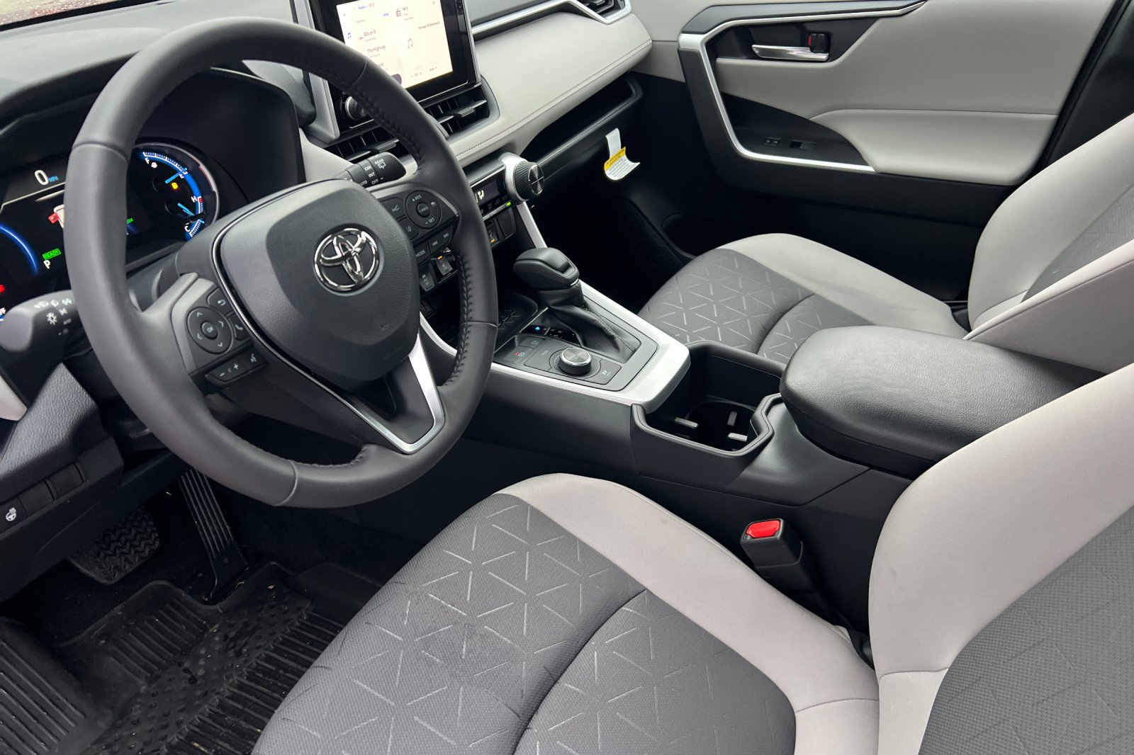 Used 2025 Toyota RAV4 XLE w/ Weather Package AWD/4WD image 7
