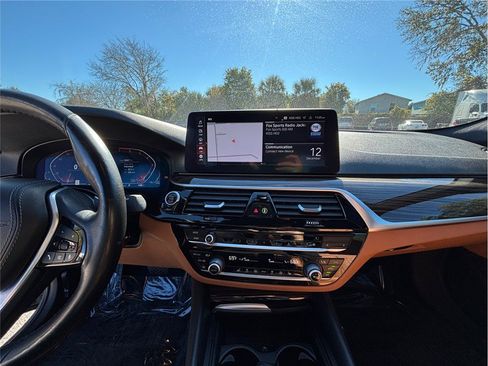 Used 2021 BMW 530i xDrive w/ Premium Package image 11