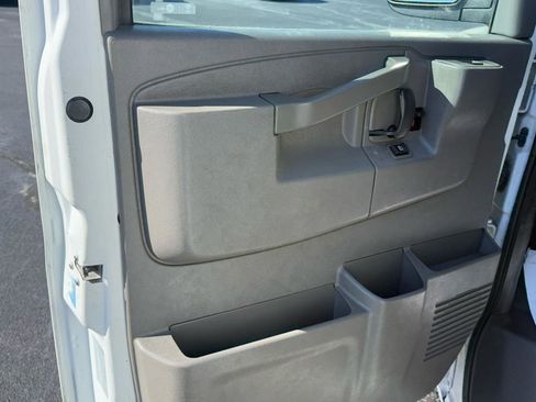 Used 2017 Chevrolet Express 2500 Extended image 8