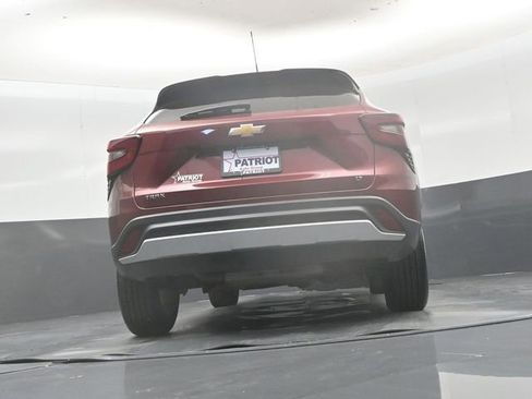 Used 2025 Chevrolet Trax LT FWD image 41