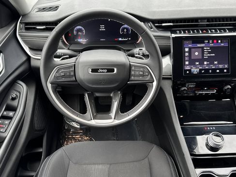 Used 2023 Jeep Grand Cherokee L Laredo image 14