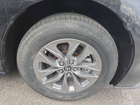 Used 2024 Toyota Sienna LE image 2