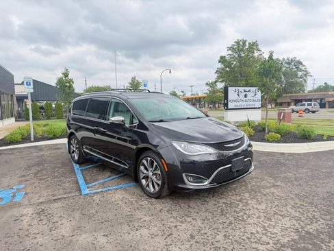Used 2017 Chrysler Pacifica Limited w/ UConnect Theater Package FWD image 3