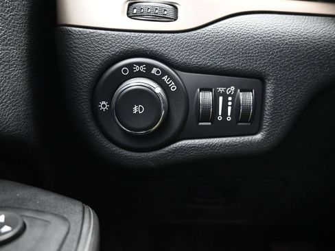 Used 2016 Jeep Cherokee Latitude FWD image 17