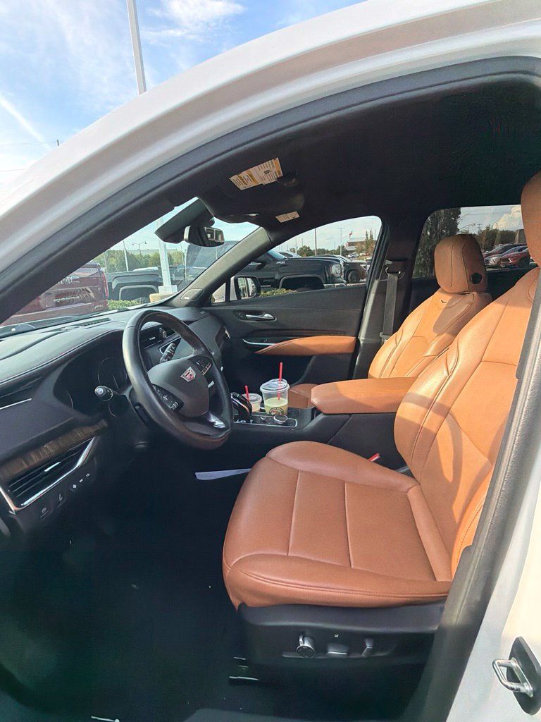 Used 2022 Cadillac XT4 Premium Luxury w/ Technology Package FWD image 2
