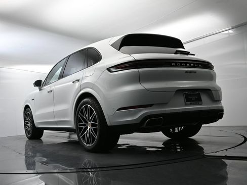 Certified 2025 Porsche Cayenne E-Hybrid w/ Premium Package Plus AWD/4WD image 52