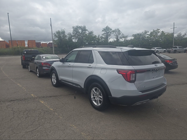 Used 2025 Ford Explorer Active w/ Active Comfort Package RWD image 3