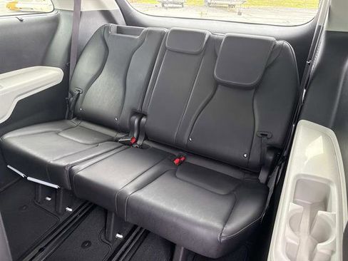 Used 2022 Kia Carnival EX FWD image 14