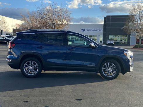 Used 2023 GMC Terrain SLT image 12