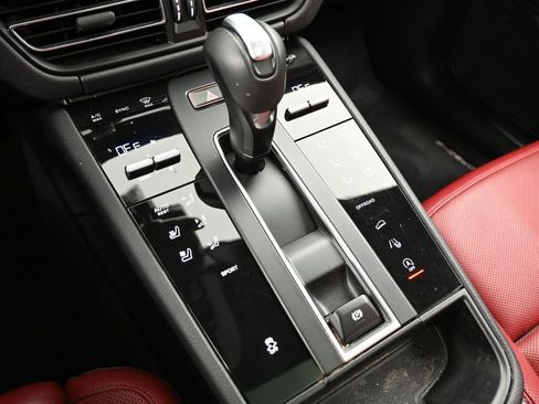 Certified 2025 Porsche Macan AWD/4WD image 22