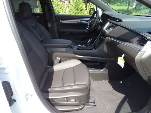 New 2025 Cadillac XT5 Luxury image 5